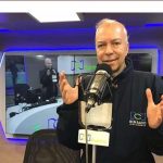 Julián Parra es un periodista, conocido por su trabajo en radio y televisión. Es el director y presentador del programa "Nocturna" en RCN Radio, donde analiza y debate sobre temas de actualidad, política y sociedad.