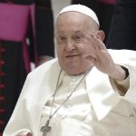 La salud del papa Francisco es aún muy delicada, pero muestra una leve mejoría