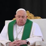 La salud del papa Francisco se mantuvo hoy estable, sin nuevos episodios de broncoespasmos como aconteció en la tarde del viernes último