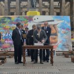 Presidente firma el libro conmemorativo de los 25 años de la paz con el M-19