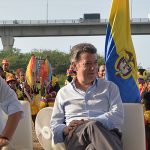 Presidente y Vicepresidente durante la firma del contrato para la construcción del nuevo Puente Pumarejo
