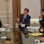 Presidente Santos lleva la palabra durante su encuentro con los miembros del Equipo Negociador del Gobierno