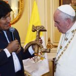 Evo Morales le entrega "crucifijo comunista" al papa Francisco."La expresión del papa (al recibir el regalo) lo dice todo y eso también está circulando por el mundo", dijo opositor. 