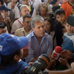 En Cúcuta, el secretario general de la Organización de Estados Americanos, OEA, Luis Almagro, escucha el testimonio de uno de los colombianos deportados