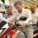 El Presidente Juan Manuel Santos prueba una motocicleta producida en la nueva planta de Hero MotoCorp