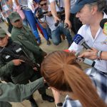 Santos conversó con los habitantes y saludó a miembros de la Guardia Nacional de Venezuela