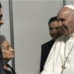 Momento en el que Juanes y su mamá saludan al papa Francisco- Foto: Archivo particular