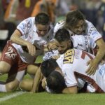 Los jugadores de Huracán celebran el segundo gol ante River Plate. / AFP