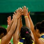 Las jugadoras de la Selección Colombia femenina de voleibol celebran el paso a repechaje para los Olímpicos de Río. Foto: CSV - Confederación Sudamericana de Voleibol