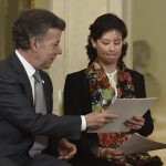 Natalia Ponce de León lee una carta que el Presidente Juan Manuel Santos entregó a las víctimas de ataques con ácido2