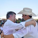 El Presidente Juan Manuel Santos y el Gobernador del Casanare, Alirio Barrera, participaron este viernes en Orocué en el ‘Abrazatón por la Paz’, ejercicio que busca aportar a la reconciliación entre los colombianos.
