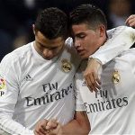 James Rodríguez (der.) celebra con Cristiano Ronaldo el gol que le anotó al Español.