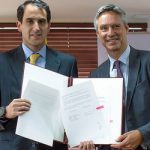 Ministro de Minas y Energía Tomás González Estrada, y el Cónsul de Australia en Colombia, Crispin Conroy