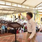 Habitantes y autoridades reciben con una ovación al Presidente Juan Manuel Santos, a su llegada a la plaza principal de Maria La Baja, donde inauguró el alcantarillado y presenció la firma del acta de inicio de las obras del acueducto.