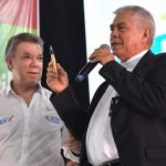 El Presidente Juan Manuel Santos obsequió al Rector de la Universidad Pontificia Bolivariana de Medellín, presbítero Julio Jairo Ceballos, el ‘balígrafo’, una bala convertida en bolígrafo, como símbolo de la transición del país hacia la paz.