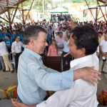 El Presidente Juan Manuel Santos le dio el abrazo de la paz a Roberto Sáenz, hermano del abatido líder de las Farc, Guillermo León Sáenz, conocido como ‘Alfonso Cano’, este sábado en Villeta, Cundinamarca.