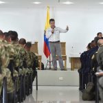 El proceso de paz fue uno de los temas tratados por el Presidente Juan Manuel Santos en la reunión que sostuvo este martes con oficiales y suboficiales de la Primera División del Ejército con sede en Santa Marta.