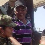 El jefe guerrillero 'Joaquín Gómez' acompañado de guerrilleros de las Farc en La Guajira