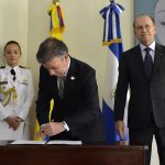 Presidente Santos entregó nacionalidad colombiana a los salvadoreños Ricardo Poma y Celina de Kriete
