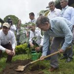 Siembra de arboles en homenaje a las victimas