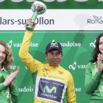 El colombiano Nairo Quintana, del equipo Movistar, celebra el liderato tras la cuarta etapa del Tour de Romandie en Suiza el sábado 30 de abril de 2016. El domingo, Quintana culminó la obra y se llevó el campeonato. (Laurent Gillieron/Keystone via AP)