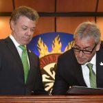 El nuevo Ministro de Justicia y del Derecho, Jorge Eduardo Londoño firma su posesión en el cargo ante el Presidente Juan Manuel Santos.