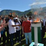 La llama olímpica de la paz se encendió durante la inauguración este sábado por parte del Presidente Juan Manuel Santos del Estadio Municipal de la Paz, en Apulo, Cundinamarca.