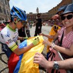 Esteban Chaves firma una Bandera colombiana en el Giro