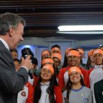 Estudiantes que participarán del Primer Campo de Inmersión Internacional en inglés en siete estados de Estados Unidos escuchan el saludo ofrecido por el Presidente Santos, quien los recibió en la Casa de Nariño.