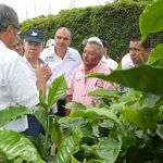 En medio de un cultivo de café y acompañado por el Ministro de Agricultura, Aurelio Iragorri, el Presidente Santos agradeció al Parque Panaca su contribución con la reintegración plena a la vida civil de miles de desmovilizados.