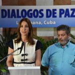 Los miembros de la delegación del Gobierno Nacional, Marcela Duran y de las FARC, Marcos Calarcá, durante la lectura del comunicado conjunto en donde se anunció el acuerdo para el Cese al Fuego y Hostilidades bilateral y definitivo. Foto Omar Nieto Remolina