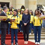 A través del gimnasta Jossimar Calvo, el Presidente Juan Manuel Santos entregó el Pabellón Nacional a la delegación de deportistas de Colombia que competirán en los Juegos Olímpicos de Río de Janeiro.