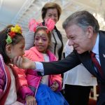 Un afectuoso saludo ofrece el Presidente Santos a una niña que acompañó a dirigentes de organizaciones sociales, quienes visitaron la Casa de Nariño para brindar su apoyo a la paz.