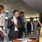 El Presidente Santos le muestra la marca de su vestido ‘Arturo Calle’ a Natalia Díaz, directora regional comercial de esta empresa comercializadora de ropa masculina, reconocida durante la feria de Colombiamoda, que se realiza en Medellín.
