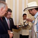 Degustando un buen tinto, el Presidente Santos y su homólogo de Suiza, Johann Schneider-Ammann, conversan sobre el futuro halagüeño que tienen las inversiones suizas en Colombia.