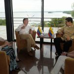 Diálogo privado entre los Presidentes Santos y Maduro, quienes están acompañados por su respectivas cancilleres, María Ángela Holguín y Delcy Rodríguez, posteriormente sostendrán un encuentro ampliado con participación de los equipos de los dos Gobiernos.