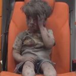 Omran Daqneesh tiene cinco años. Sobrevivió un ataque aéreo contra un barrio opositor en la ciudad siria de Alepo.