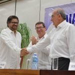 El Jefe del Equipo Negociador del Gobierno Nacional, Humberto de la Calle, e Iván Márquez, jefe negociador de las Farc, intercambian saludos hoy en La Habana con ocasión de la firma del Acurdo Final.