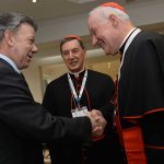 El Presidente Juan Manuel Santos saluda al presidente de la Pontificia Comisión para América Latina (CAL), cardenal Marc Ouellet, poco antes de comenzar el Congreso de Jubileo Continental de la Misericordia. Los acompaña el arzobispo de Bogotá, cardenal R