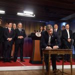 El Presidente Santos, acompañado por el Vicepresidente, los Ministros y los presidentes del Senado y la Cámara,  firmó este martes en la Casa de Nariño el decreto que convoca el plebiscito para el próximo domingo 2 de octubre.