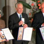 El líder palestino Yaser Arafat, el entonces canciller israelí Simon Peres y el primer ministro israelí Isaac Rabin al recibir el premio Nobel de la Paz en 1994