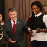 El Presidente Juan Manuel Santos y la medallista olímpica de oro Caterine Ibargüen, en su encuentro de este jueves, 29 de septiembre, en el Palacio de Nariño.