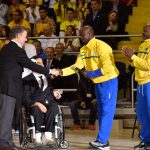 El Presidente Santos saluda a dos jugadores ruandeses de voleibol sentado, quienes antes eran combatientes y ahora juegan en el mismo equipo, y dijo que son un ejemplo de lo le depara a Colombia.
