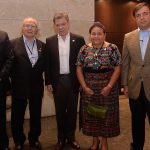 El Presidente Santos, el Registrador Nacional y el Presidente del Consejo Electoral con los Premios Nobel de Paz Rigoberta Menchú y Adolfo Pérez Esquivel, quienes hacen parte de la Misión de Observación Internacional del Plebiscito.