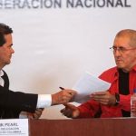 el-negociador-colombiano-frank-pearl-i-y-el-jefe-de-la-delegacion-del-eln-antonio-garcia