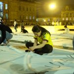 Más de 3.500 colombianos se reunieron en la Plaza de Bolívar para coser las secciones de una gigantesca bandera blanca, una obra de la artista Doris Salcedo denominada “Sumando ausencias”.