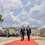 Los Presidentes de Colombia y México pasan revista a las tropas durante la ceremonia efectuada en la Plaza de Armas, poco antes de iniciar las reuniones previstas entre los dos Mandatarios.