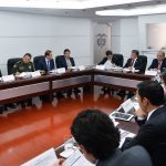 El Presidente Juan Manuel Santos encabeza la reunión de la Comisión de Alto Nivel de Derechos Humanos, a la que asisten los Ministros del Interior y de la Defensa, el Fiscal General y el Director de la Policía Nacional, entre otros funcionarios.