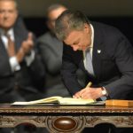 El-presidente-Juan-Manuel-Santos-firmando-el-nuevo-acuerdo-de-paz-con-las-Farc