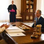 papa-francisco-se-reunio-con-el-presidente-santos-y-el-expresidente-uribe